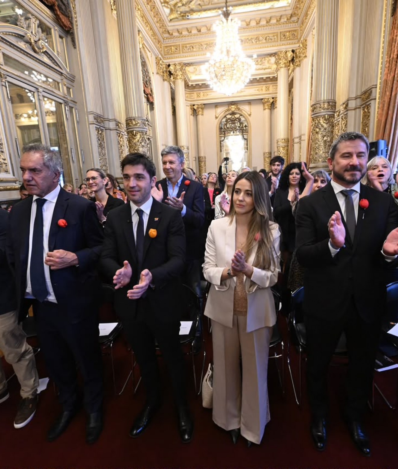 Torres acompañó a la Orquesta del barrio INTA en su histórica presentación en el Teatro Colón