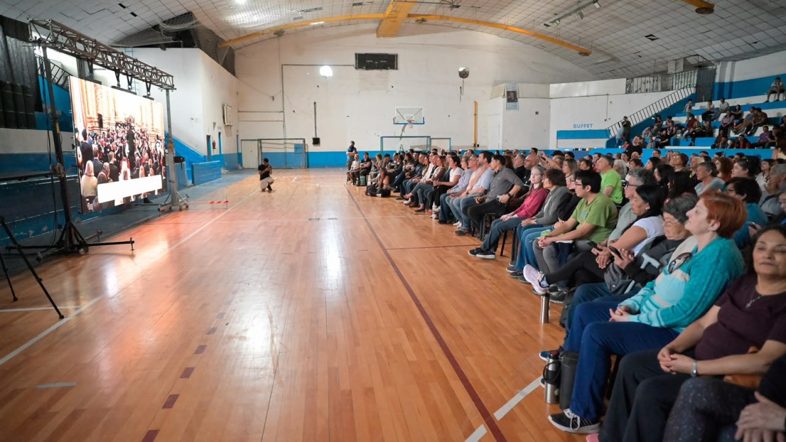 Más de 500 vecinos acompañaron desde Trelew el histórico concierto de la Orquesta del barrio INTA en el Teatro Colón