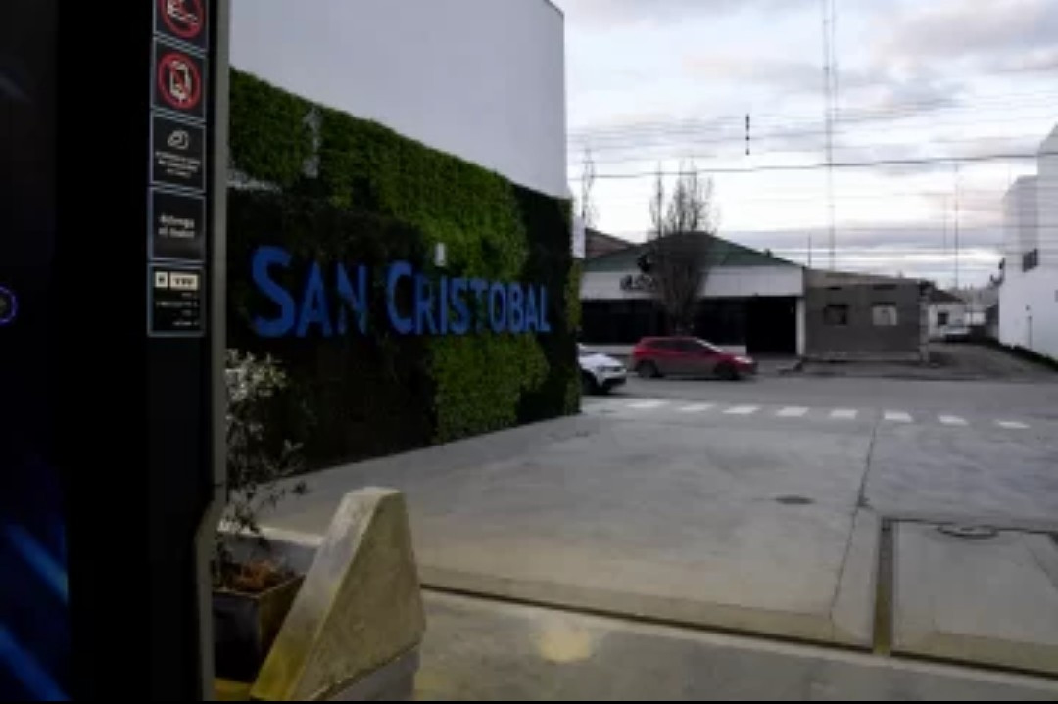 Dejó a su hija de 7 años encerrada tres horas en el auto mientras estaba en un boliche