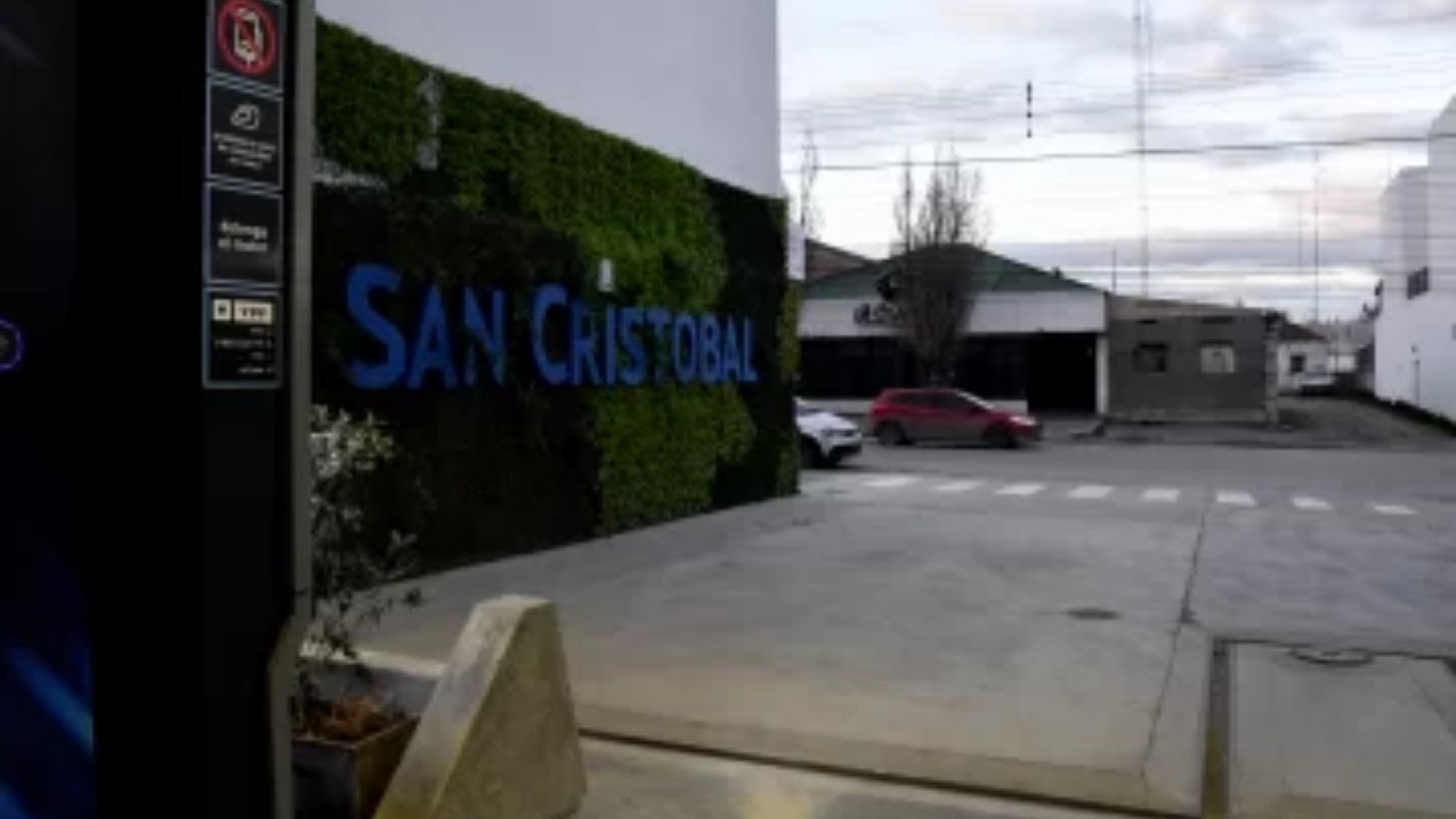 Dejó a su hija de 7 años encerrada tres horas en el auto mientras estaba en un boliche