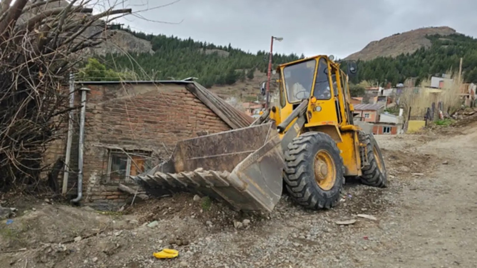 Esquel: una máquina municipal perdió el control y terminó contra una casa