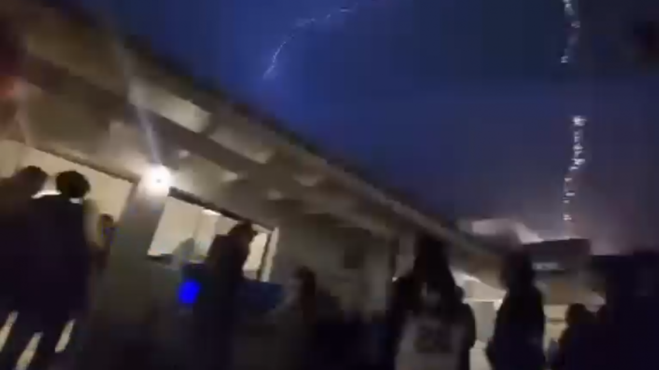 Susto en la zona sur: un rayo impactó contra el techo de una vivienda durante una fuerte tormenta en Puerto Madryn