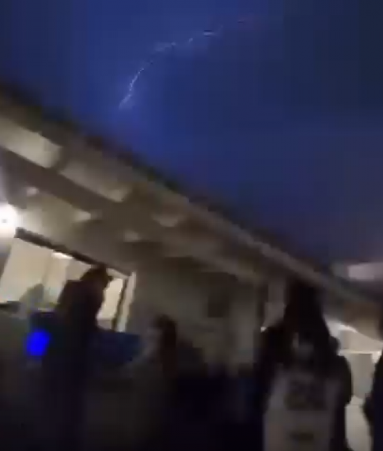 Susto en la zona sur: un rayo impactó contra el techo de una vivienda durante una fuerte tormenta en Puerto Madryn