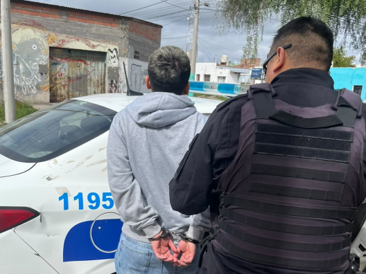 Persecución en Trelew: un joven abandonó su auto y trató de escapar corriendo