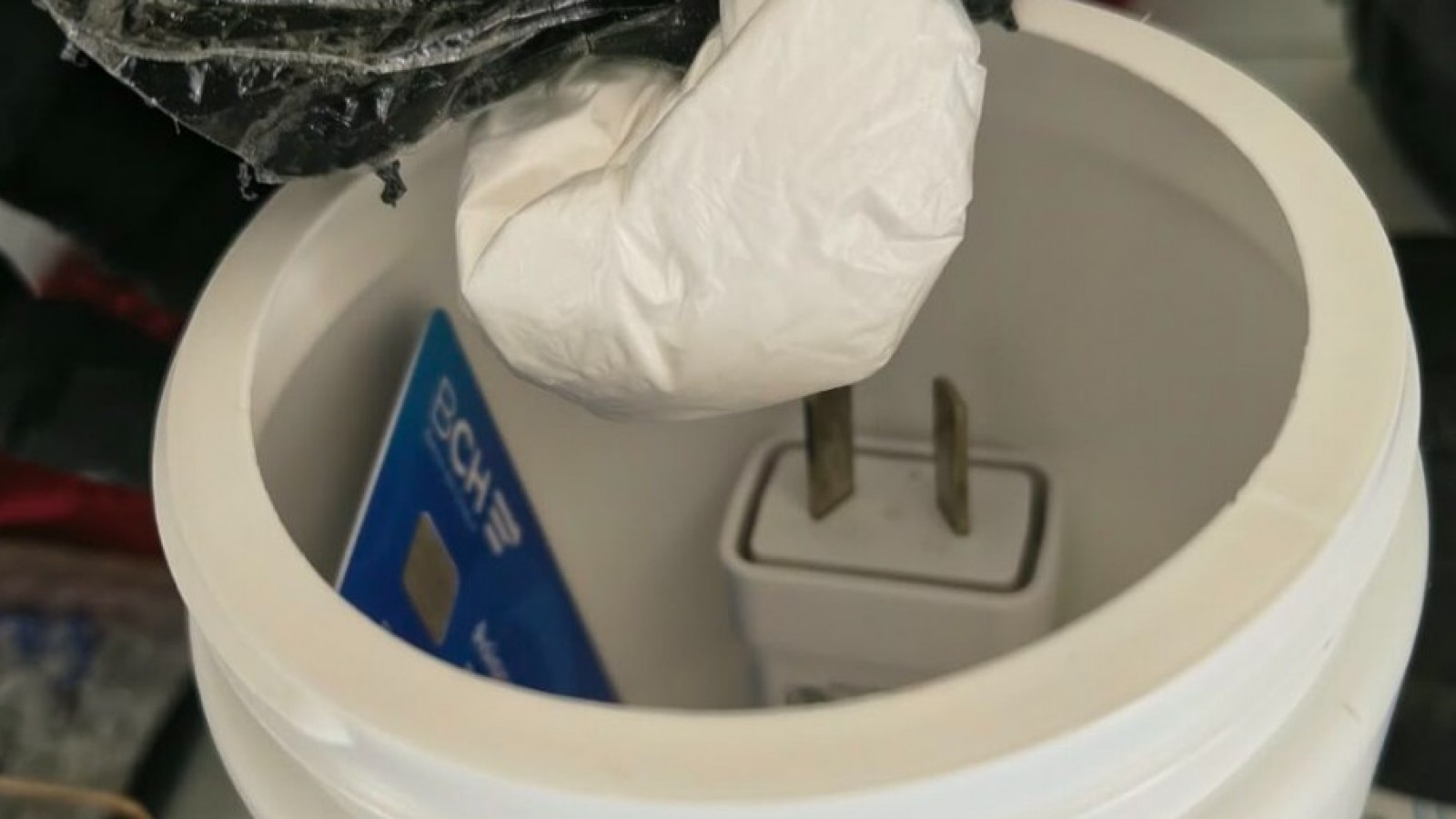 Reventaron un punto de venta de drogas en Rawson: secuestraron cocaína, marihuana y balanzas