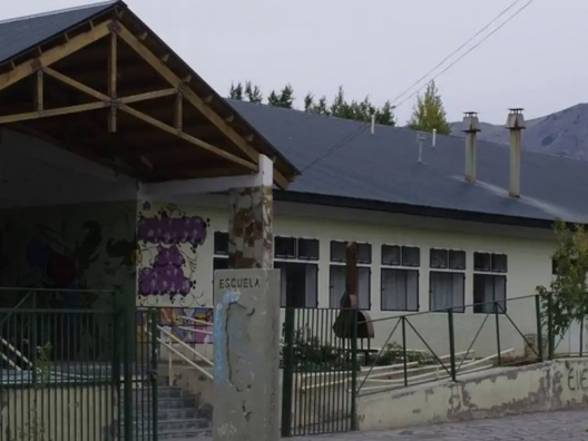 Tras un episodio con gas pimienta, registraron fuego en una escuela de Esquel