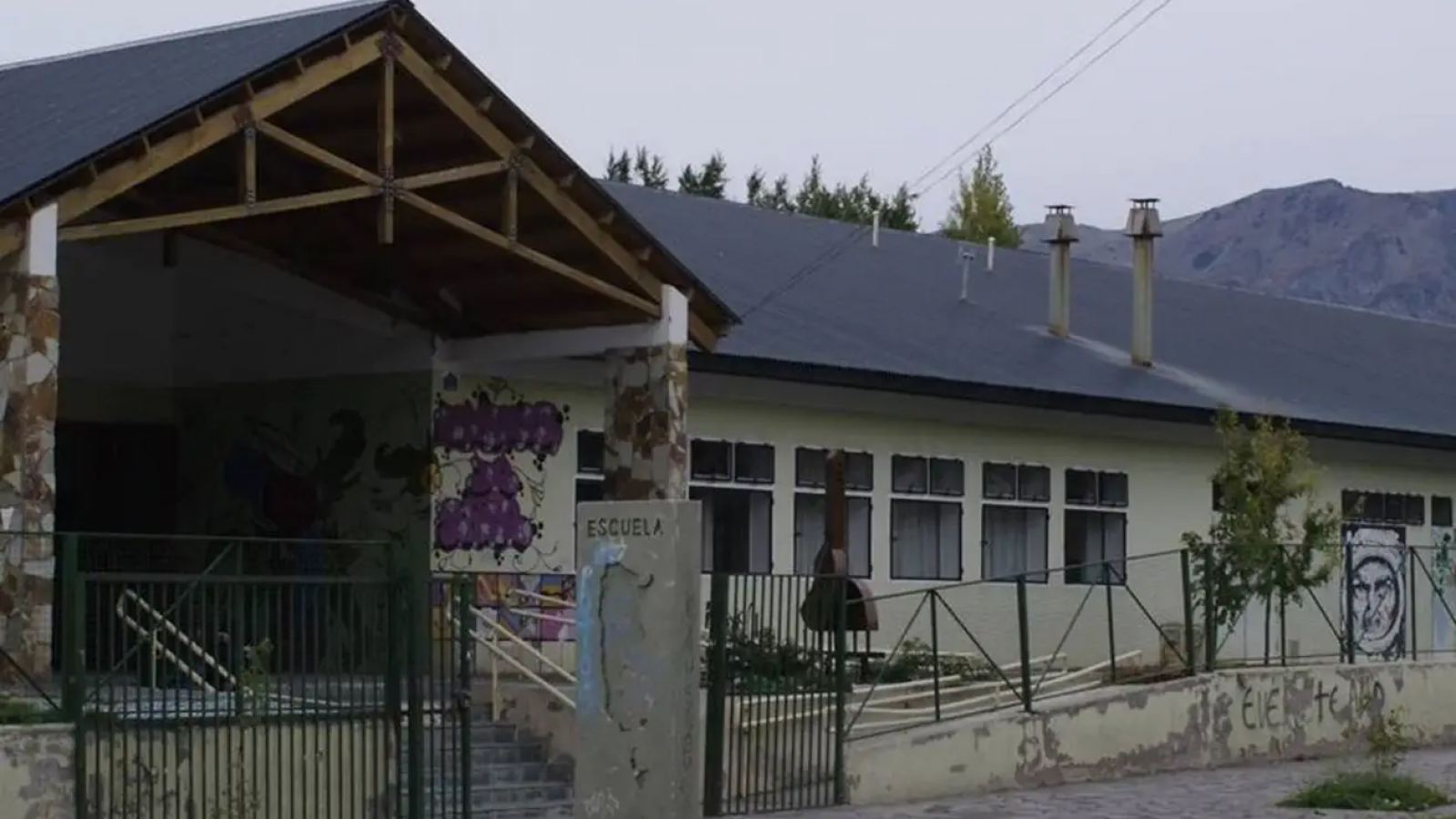 Tras un episodio con gas pimienta, registraron fuego en una escuela de Esquel