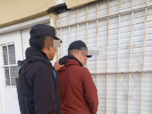 Se fue en taxi tras un robo a un estudiante en la terminal y lo encontraron cuando descartaba el celular