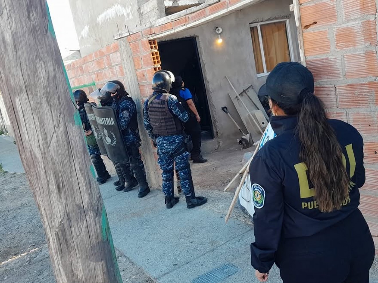 Balacera a plena luz del día en Madryn: un detenido tras tres allanamientos