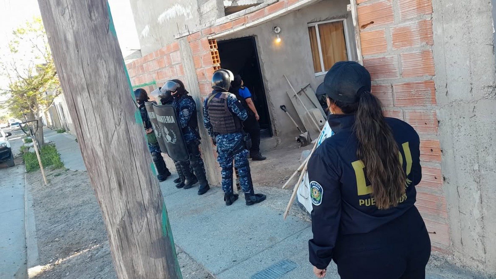 Balacera a plena luz del d韆 en Madryn: un detenido tras tres allanamientos
