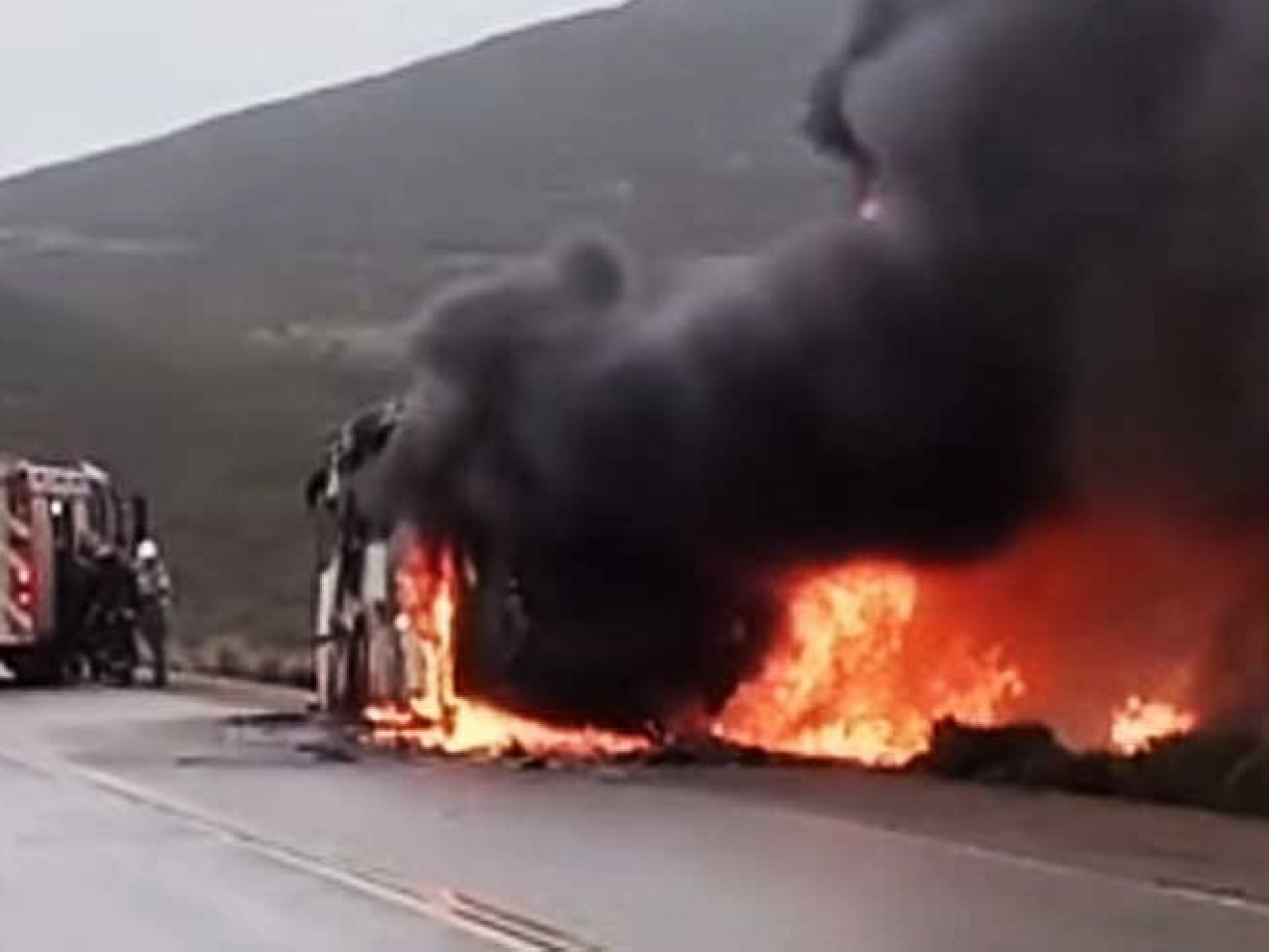 Incendio en la Ruta 26: se quemó un colectivo de personal petrolero