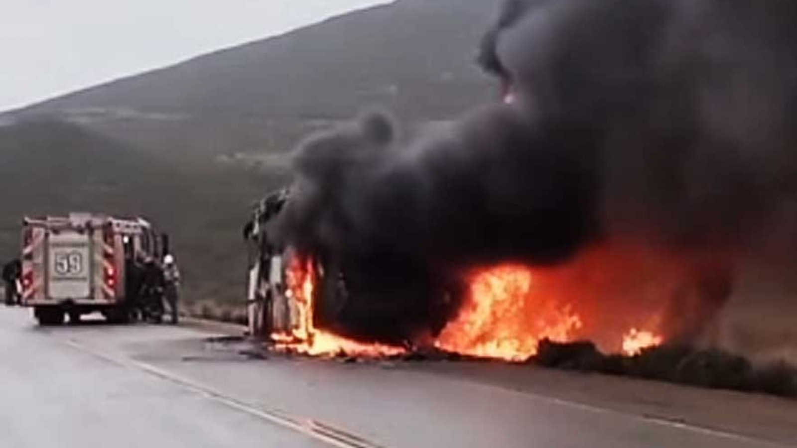 Incendio en la Ruta 26: se quemó un colectivo de personal petrolero