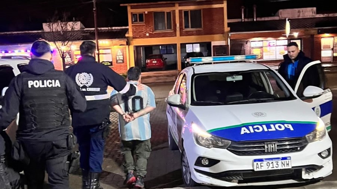 Viajaba en colectivo por Esquel y terminó detenido por un pedido de captura de Puerto Madryn