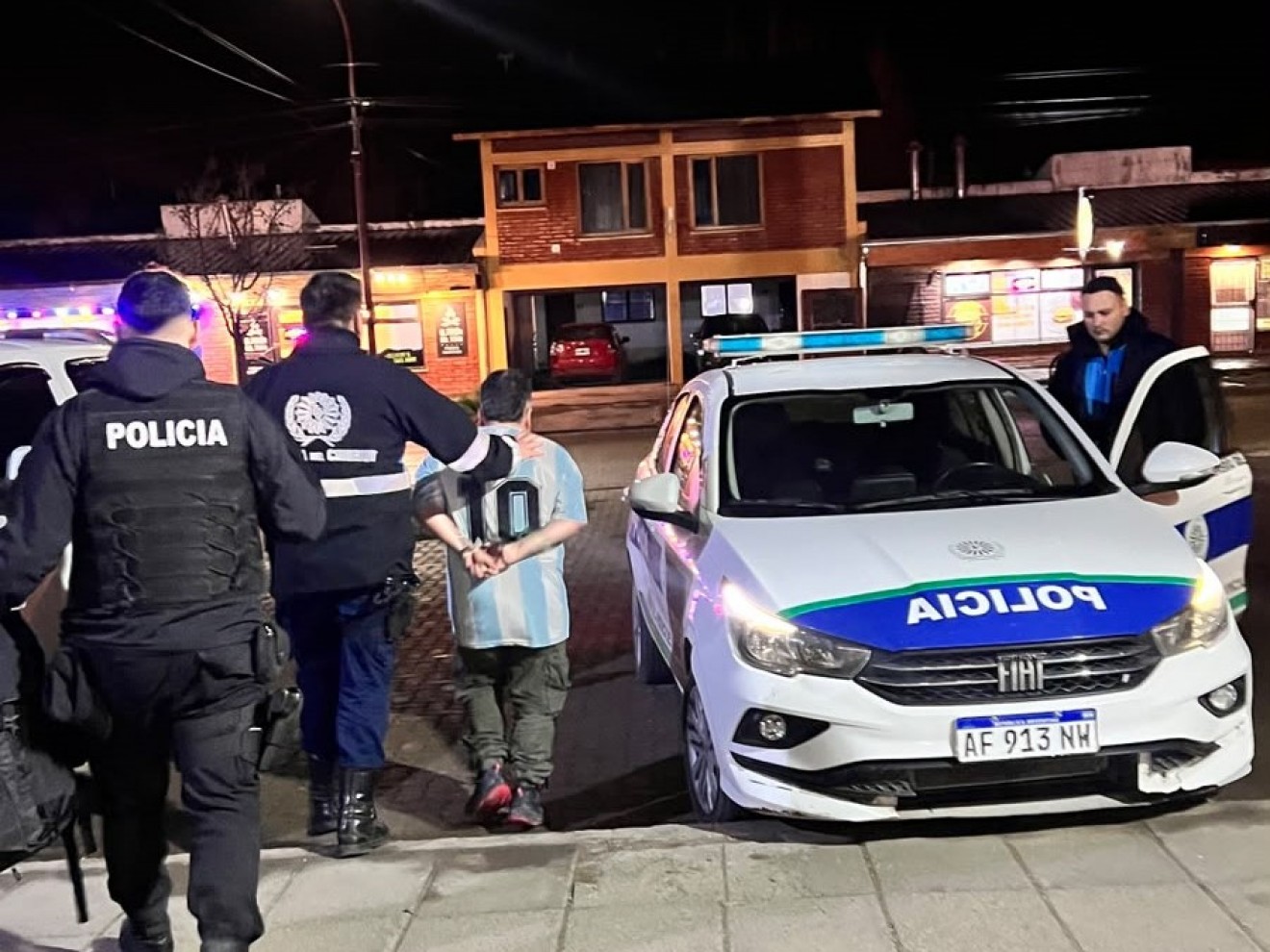 Viajaba en colectivo por Esquel y terminó detenido por un pedido de captura de Puerto Madryn