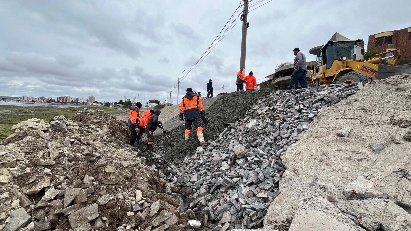 Sastre destacó los avances en la obra del muro de contención en la costanera