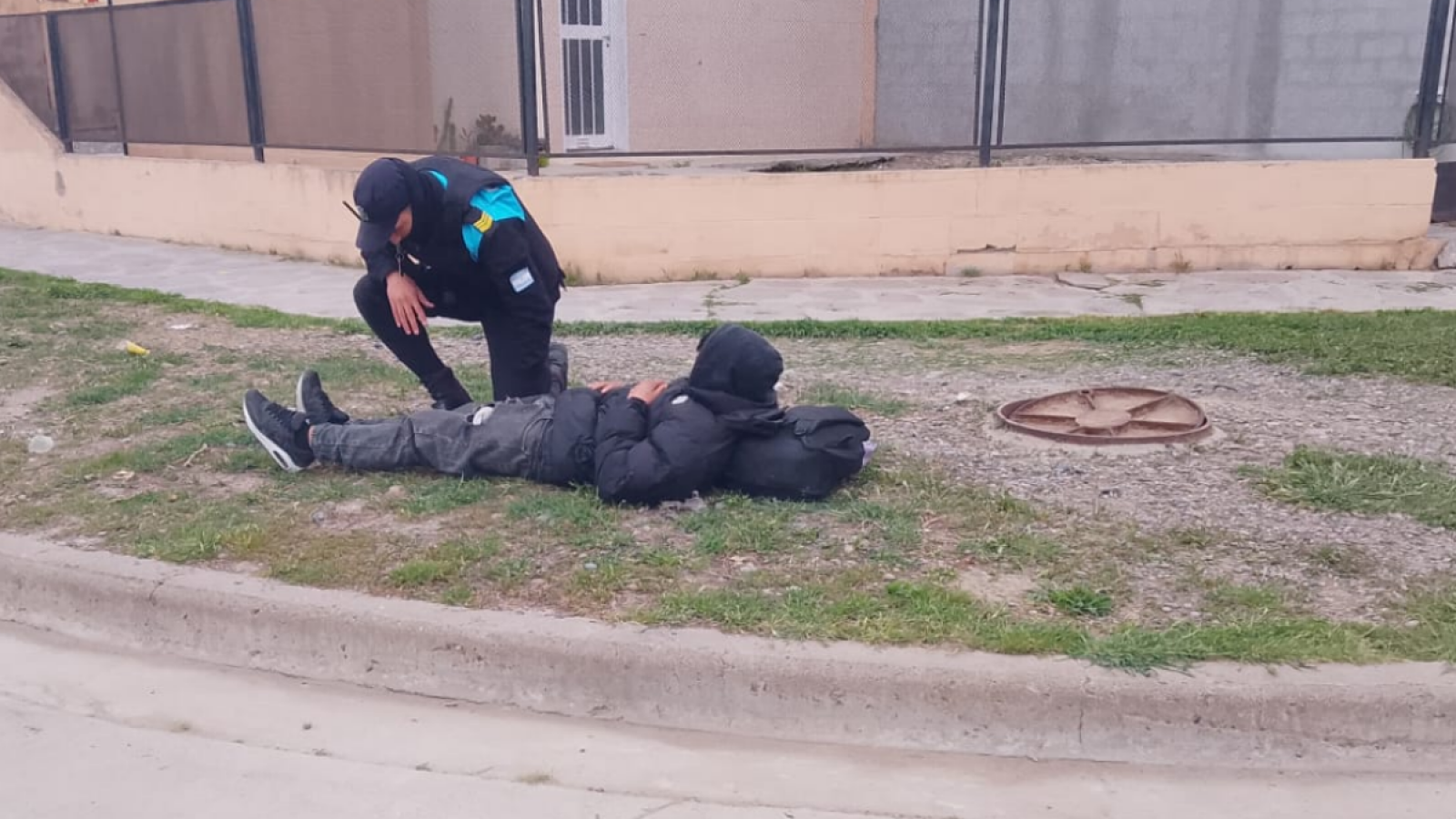 Un adolescente resultó herido tras caer en una alcantarilla en Rawson