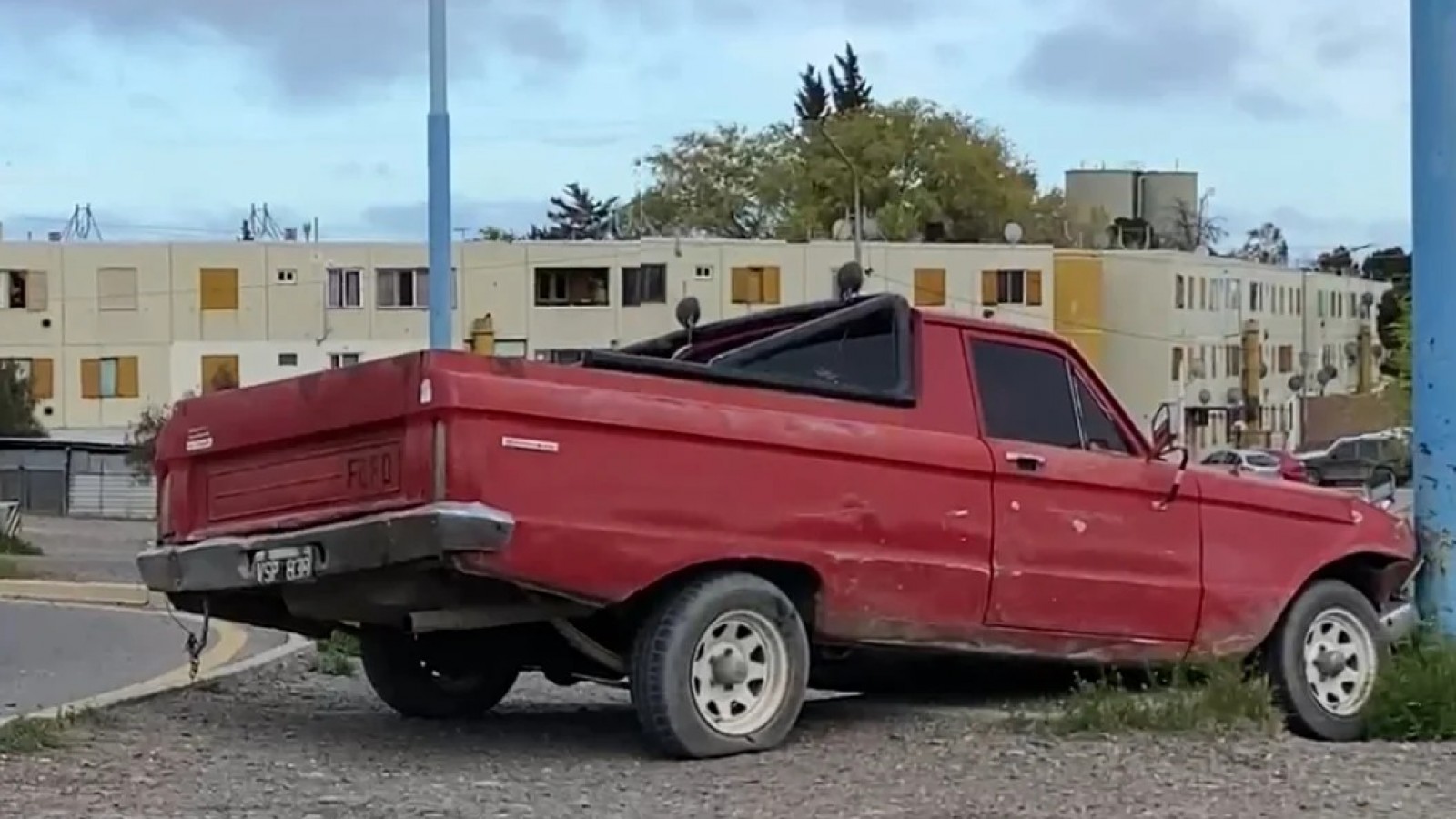 Terminó arriba de una rotonda y contra un poste de luz: el llamativo accidente de una camioneta en Trelew
