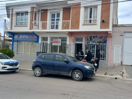 Violento robo en una zapatería de Puerto Madryn: buscan un Gol Trend rojo sin patente trasera
