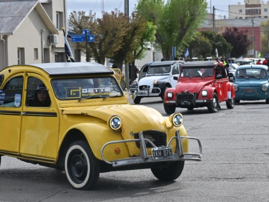 Más de 120 autos clásicos recorrerán la Ruta Azul en la Vuelta Doble Camarones