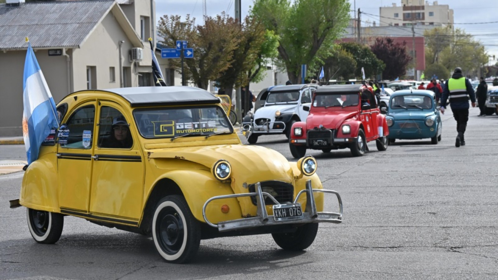 Más de 120 autos clásicos recorrerán la Ruta Azul en la Vuelta Doble Camarones