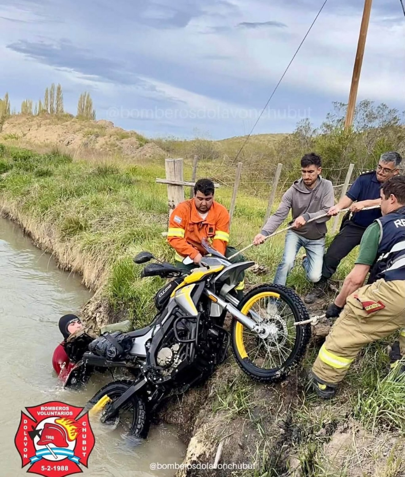 28 de Julio: una moto cayó a un canal de riego y debieron intervenir los bomberos