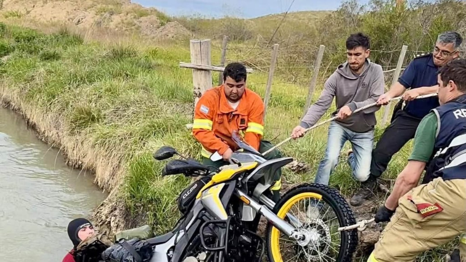 28 de Julio: una moto cayó a un canal de riego y debieron intervenir los bomberos