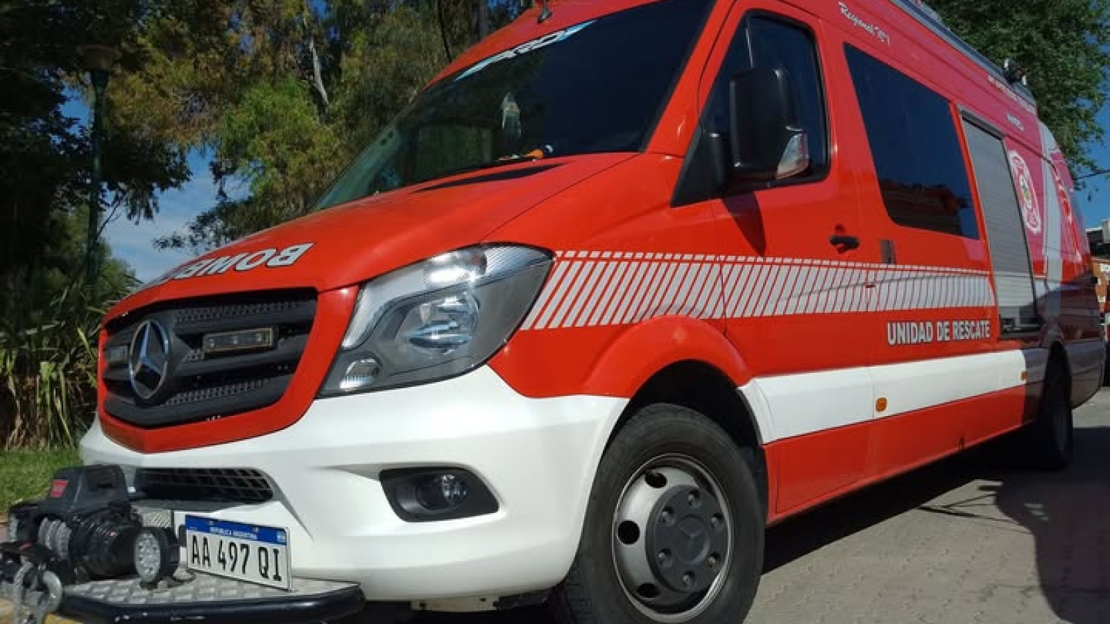 Seis kil髆etros para salvar una vida: bomberos de Trelew rescataron a un perro atrapado en una trampa de hierro
