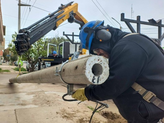 Un vehículo chocó contra un poste eléctrico en la zona norte de Puerto Madryn