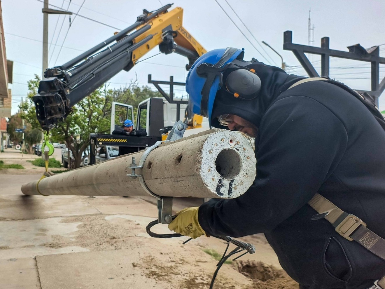 Un vehículo chocó contra un poste eléctrico en la zona norte de Puerto Madryn