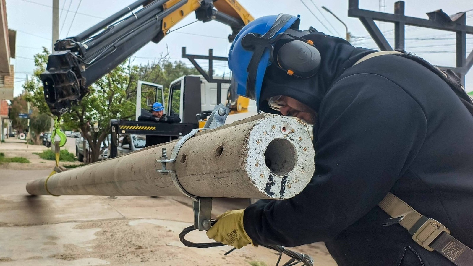 Un vehículo chocó contra un poste eléctrico en la zona norte de Puerto Madryn