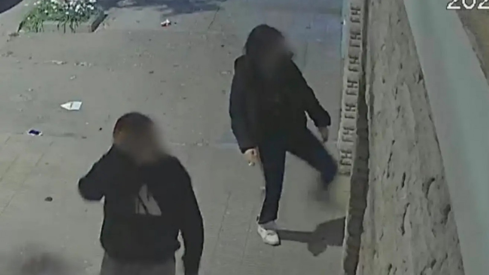 Un video muestra a j髒enes causando da駉s en una vivienda de Trelew