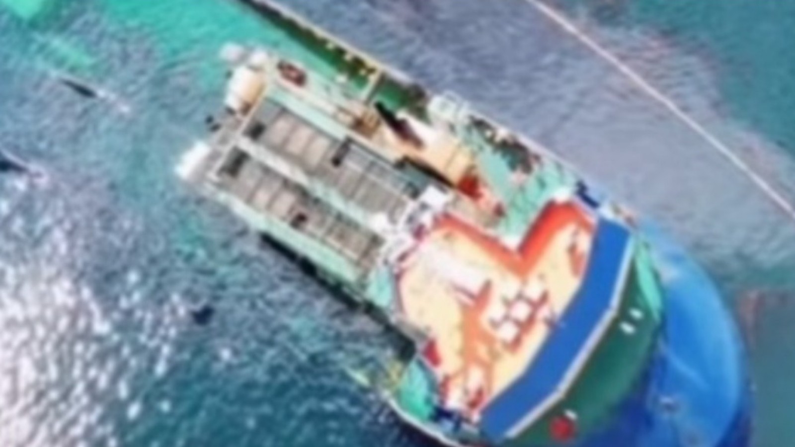 Un barco salmonero chocó contra las rocas y quedó semihundido en la Patagonia: rescataron a 14 tripulantes