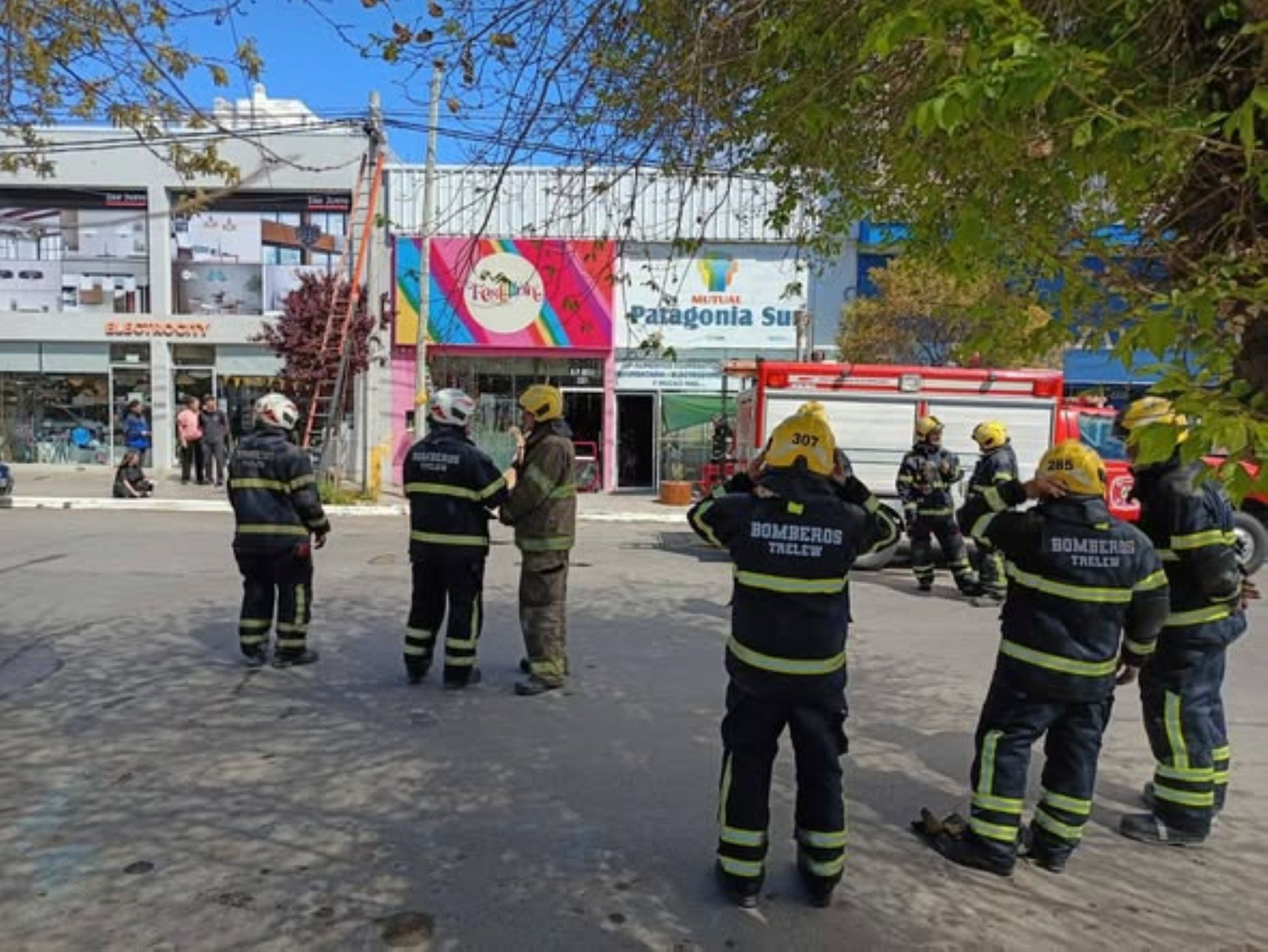 Feroz incendio en un comercio de Trelew: rápida respuesta de Bomberos Voluntarios evitó una tragedia