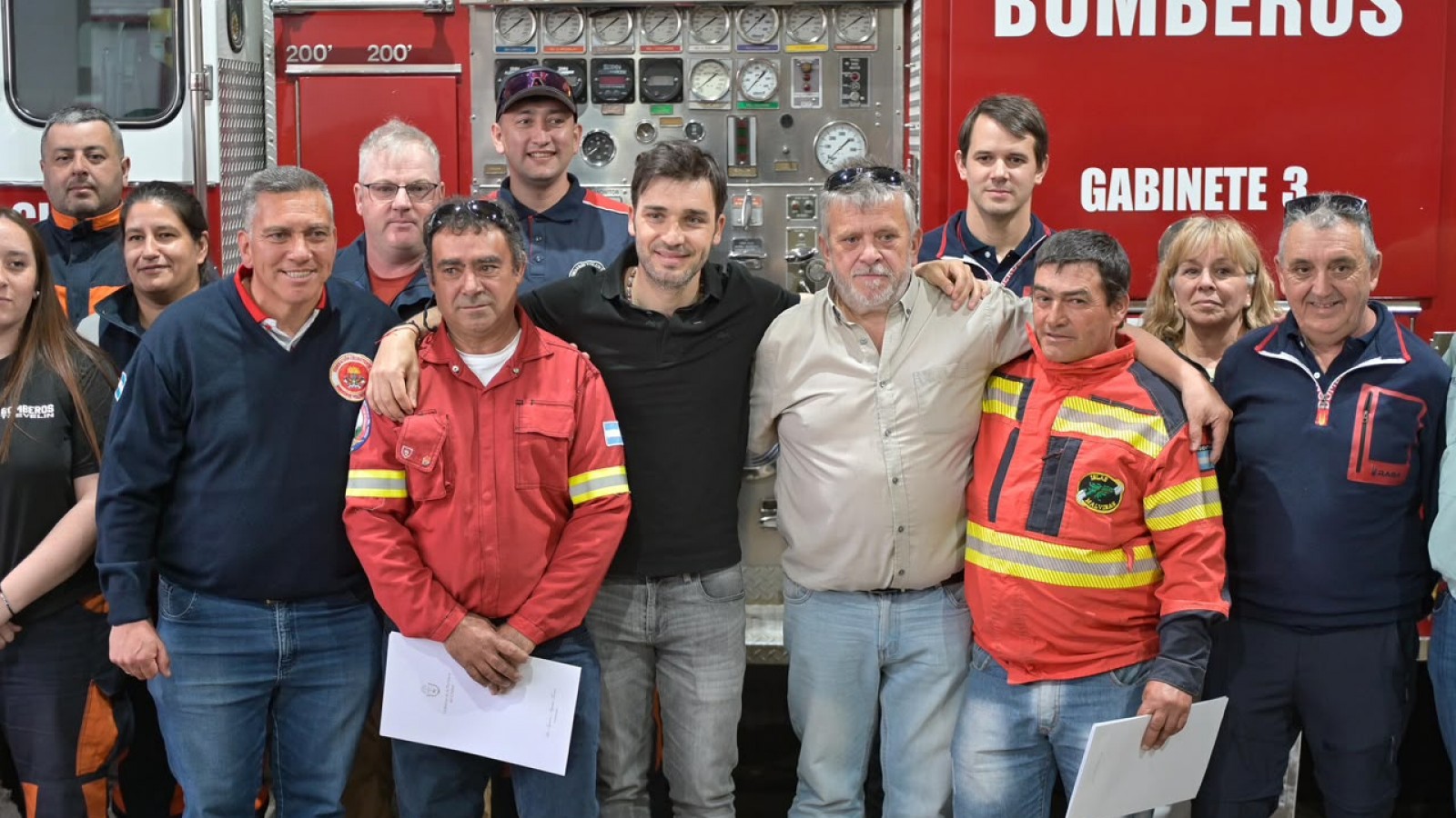 Torres firmó un convenio para incorporar ocho nuevos camiones al sistema de Bomberos Voluntarios del Chubut