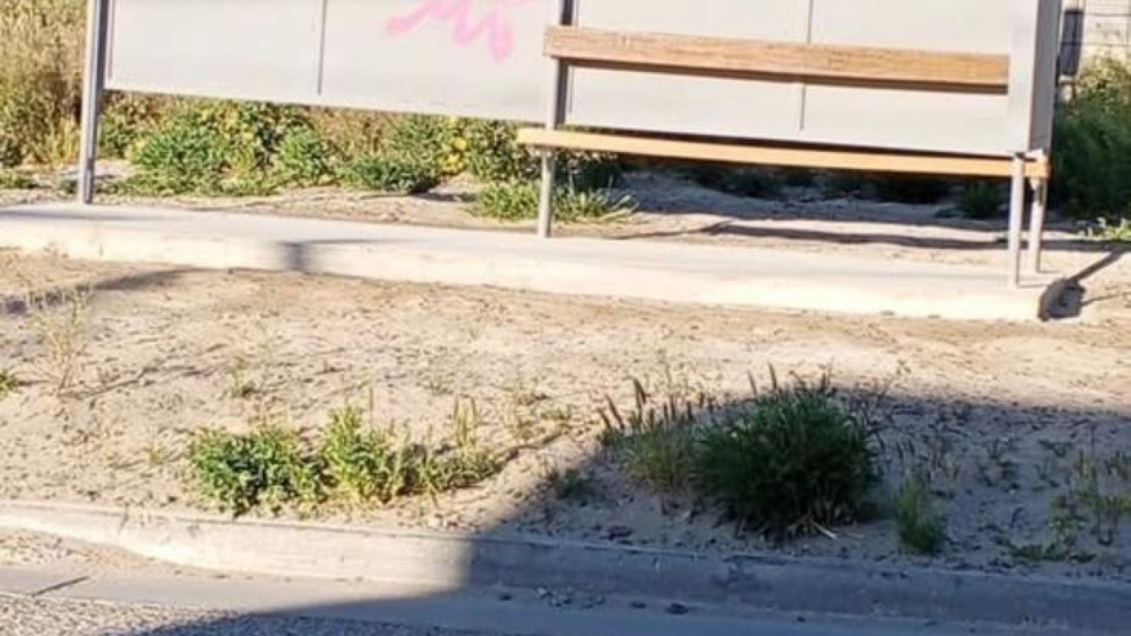 Bronca en Madryn: vandalizaron una parada de colectivos que los vecinos habían conseguido con esfuerzo