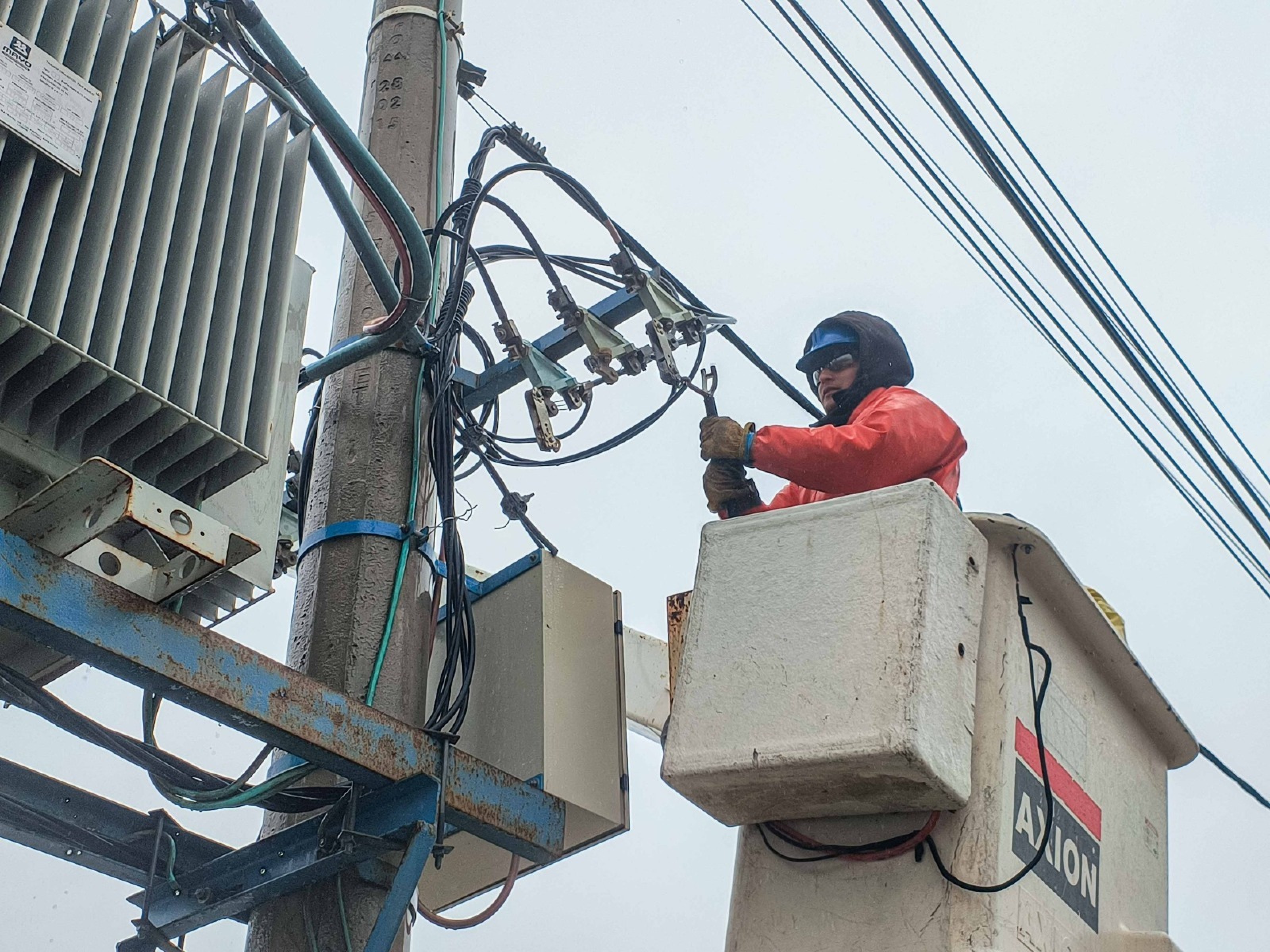 Servicoop refuerza los controles en la red eléctrica ante el temporal de lluvia