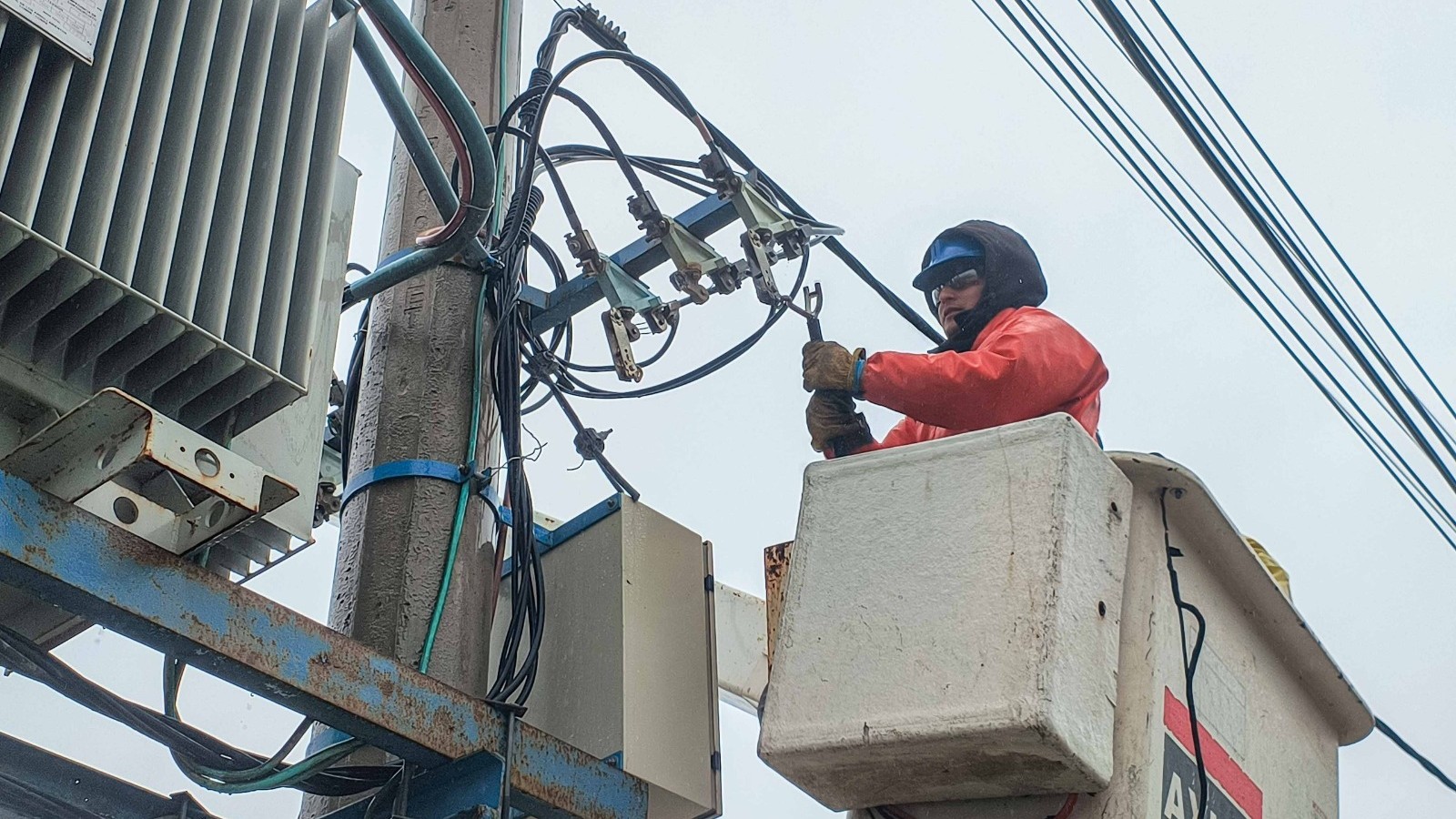 Servicoop refuerza los controles en la red eléctrica ante el temporal de lluvia