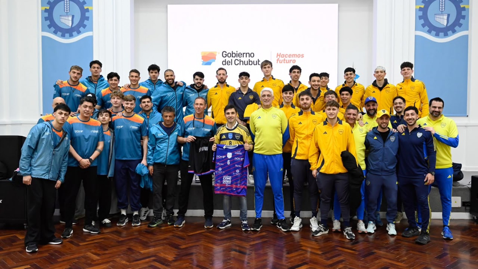 En el marco del aniversario de Trelew, Torres recibió a los planteles de Boca Juniors y Waiwen que disputarán dos encuentros de vóley de primer nivel