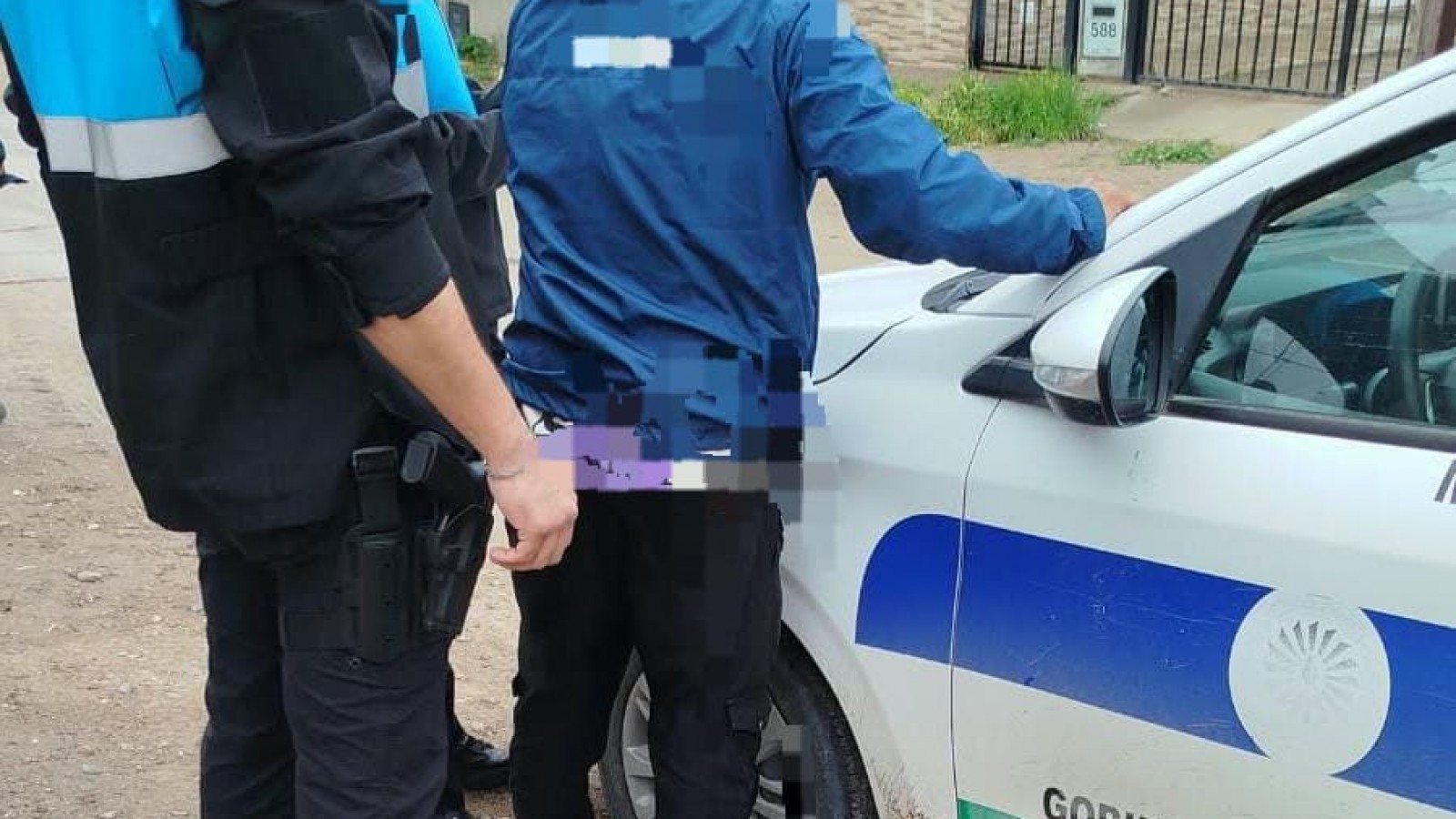 Por una gorra y un cargador: golpeó a un joven en Madryn, escapó dos veces y terminó detenido