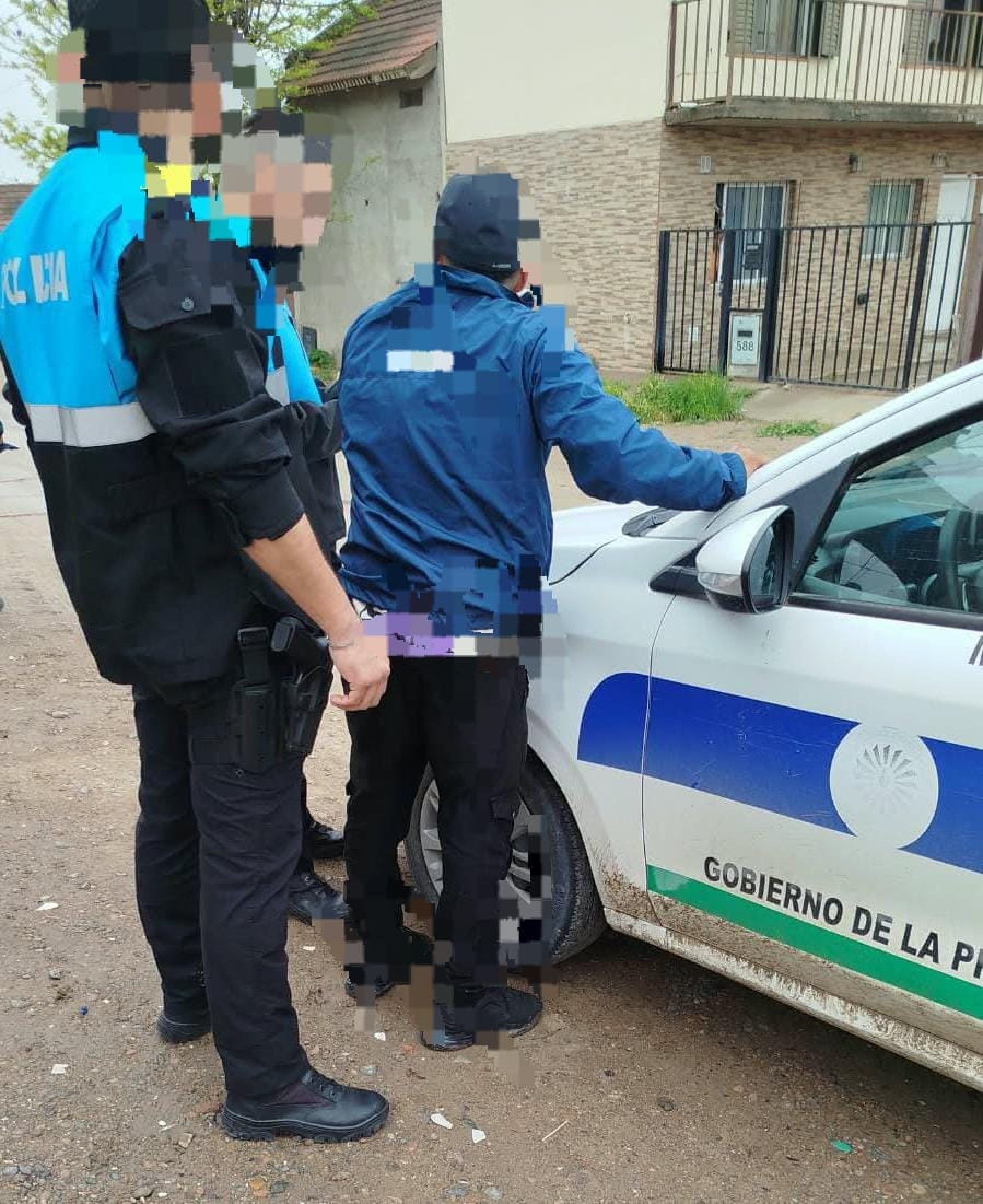 Por una gorra y un cargador: golpeó a un joven en Madryn, escapó dos veces y terminó detenido