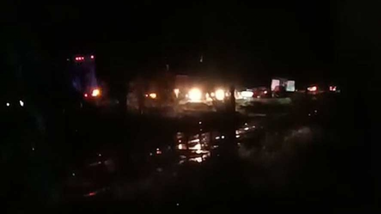 Un camión quedó cruzado en la Ruta 25 tras hundirse en una banquina