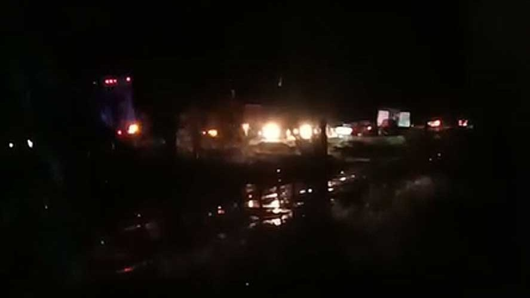 Un camión quedó cruzado en la Ruta 25 tras hundirse en una banquina