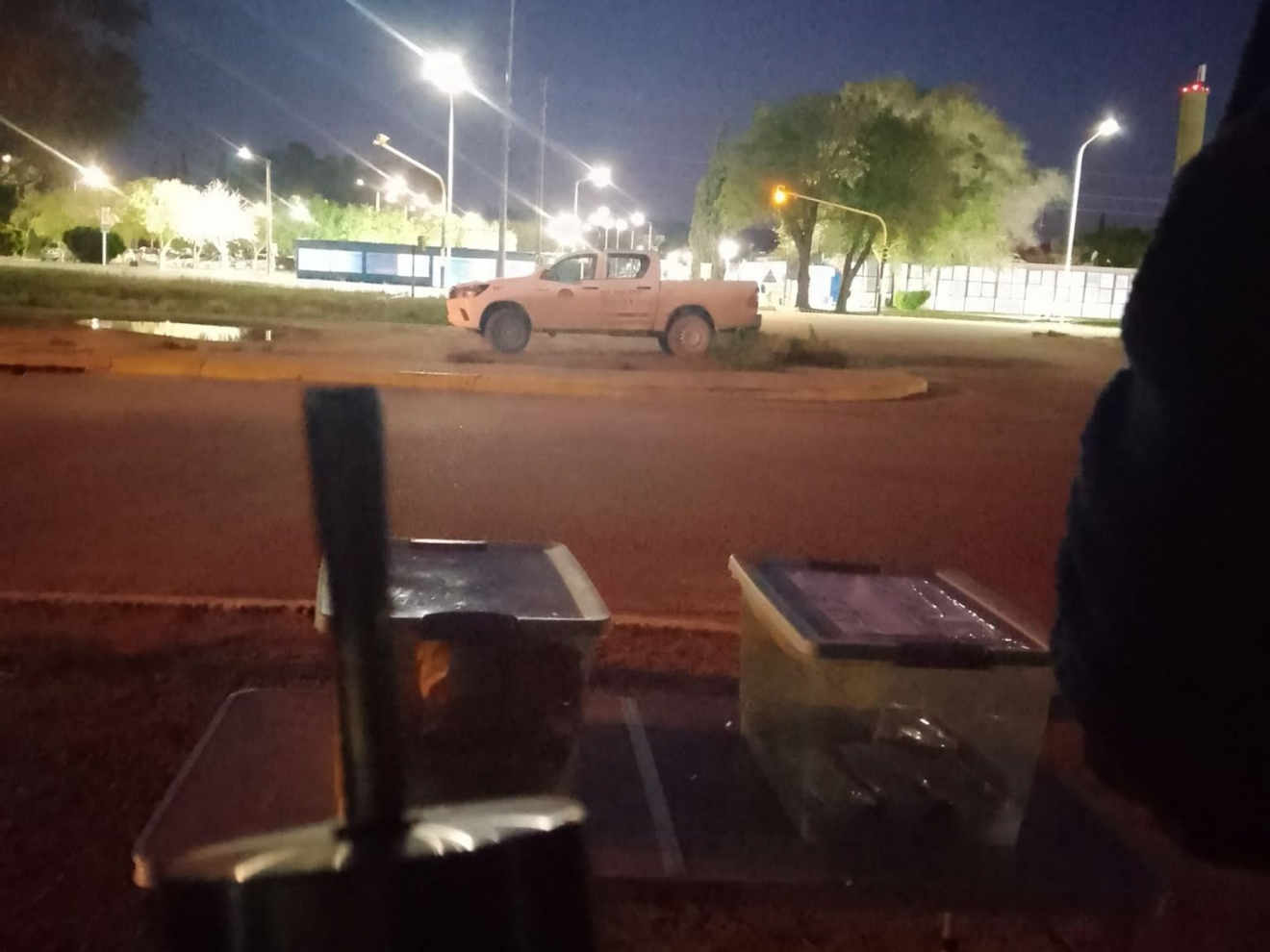 Desde las 5 de la mañana, firmes con su papá: venden raspaditas y pan con chicharrón para salir adelante en Puerto Madryn