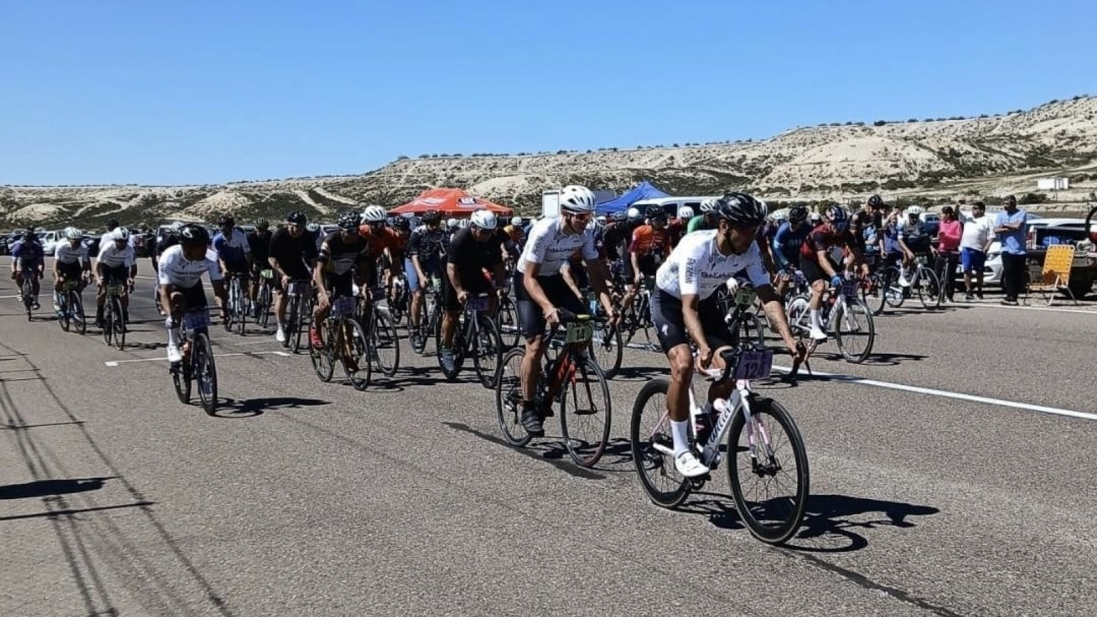 Escándalo en Trelew: un ciclista empujó a otro fuera de la pista y la pelea continuó después de la carrera