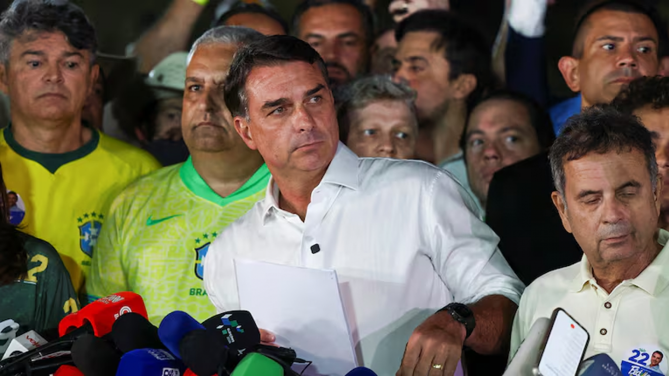 Autoproclamado "presidente": Flávio Bolsonaro huyó a EE.UU., desconoció el triunfo de Lula y agradeció a Javier Milei