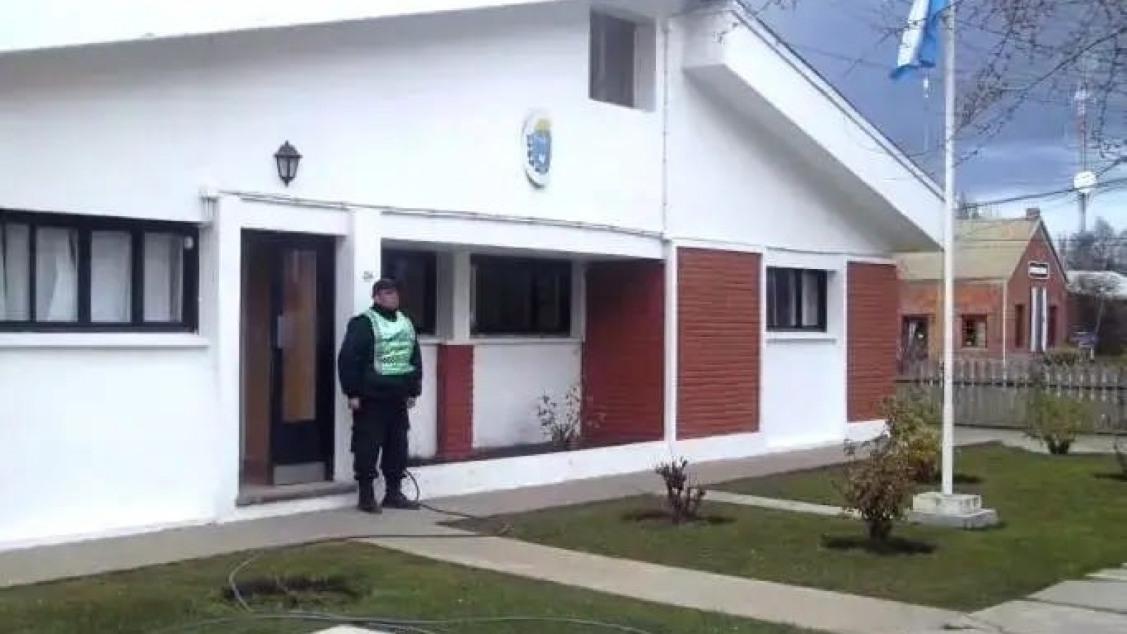 Fue a plena luz del día y frente a una escuela: un trabajador municipal terminó demorado por amenazas