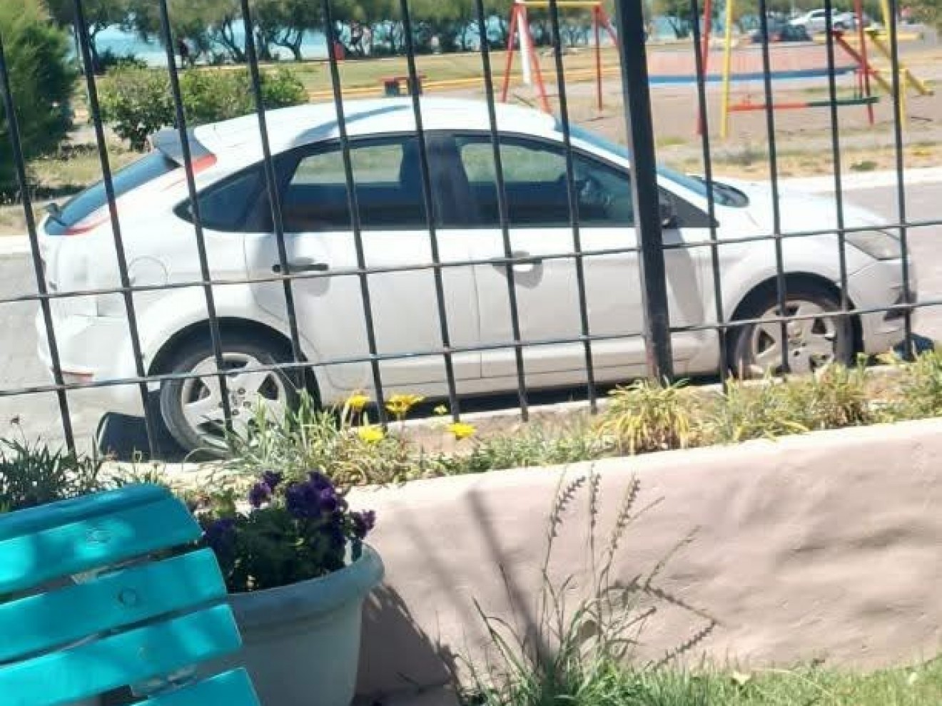 Misterioso hallazgo en Puerto Madryn: encontraron un auto robado en Trelew con un vidrio roto