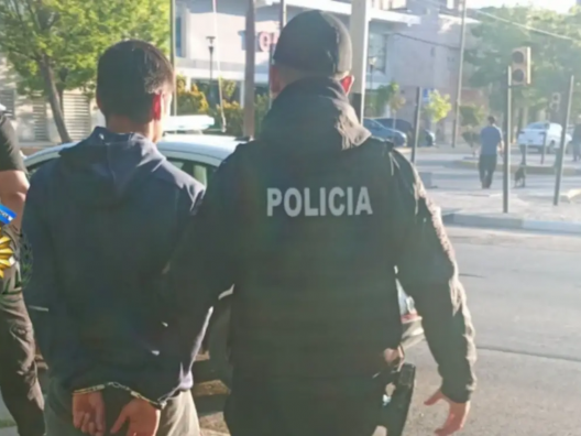 Tenía pedido de captura vigente y lo encontraron en una plaza de Trelew