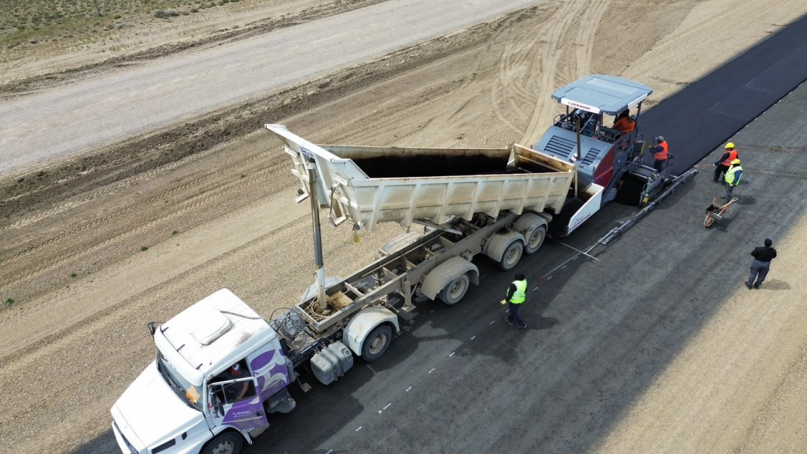 "Inversi髇 propia y reparaci髇 hist髍ica": avanza con fondos provinciales la pavimentaci髇 de la Ruta 40 entre Facundo y Los Tamariscos